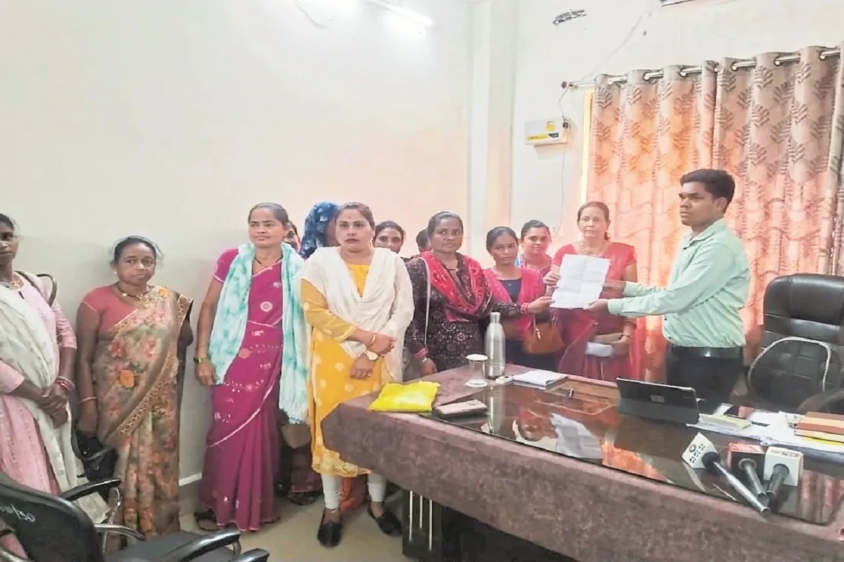 सुपरवाइजर की प्रताड़ना से आंबा कार्यकर्ताओं में आक्रोश (photo source- Patrika)