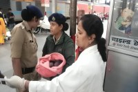 सूझबूझ से बची माँ और दोनों शिशुओं की जान (फोटो सोर्स : Whatsapp Group)