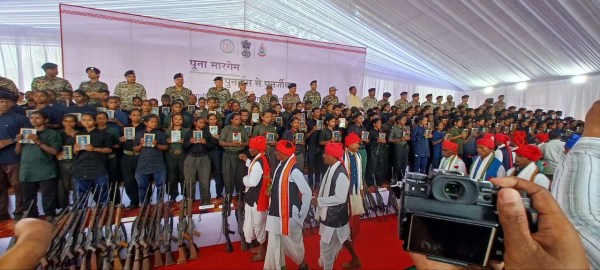 छत्तीसगढ़ में ऐतिहासिक सफलता! 210 माओवादियों ने किया सरेंडर, प्रमुख नेताओं ने भी हथियार छोड़े, Photo