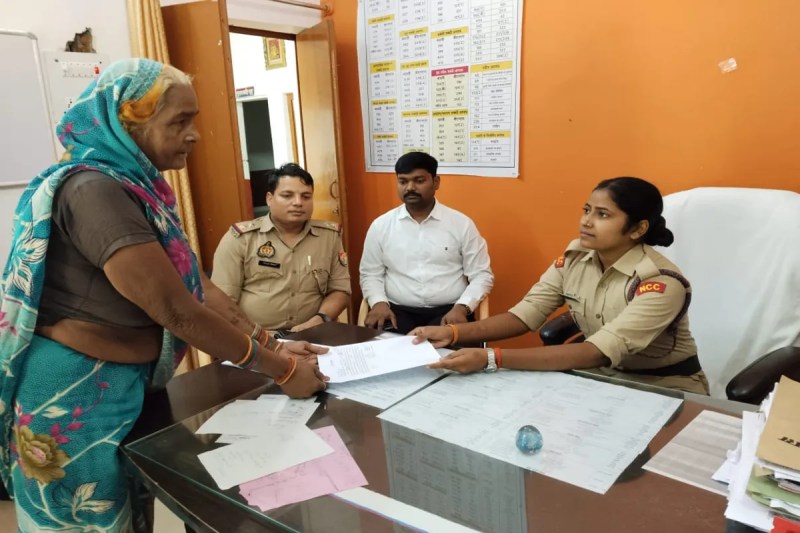 छात्रा छाया वर्मा बनीं एक दिन की थाना प्रभारी, मिशन शक्ति अभियान के तहत खीरी में विशेष पहल (फोटो सोर्स : Whatsapp )