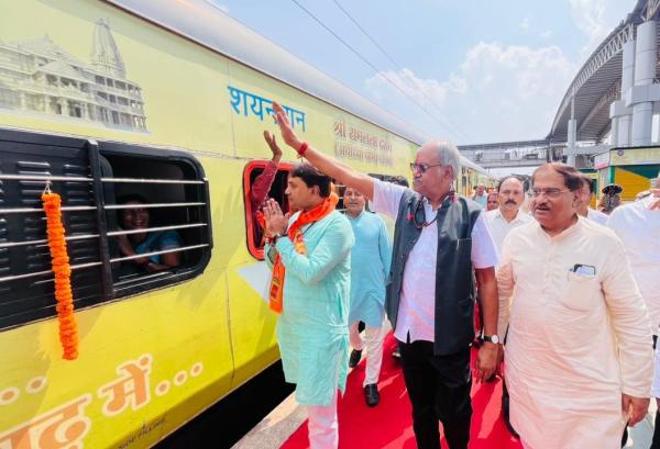 रायपुर से अयोध्या धाम के लिए 850 श्रद्धालुओं का जत्था रवाना, देखें तस्वीरें 
