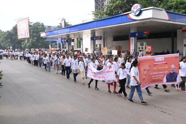 Students took the Khadi Swadeshi pledge by spinning the spinning wheel