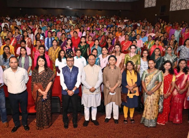 CM साय ने रायपुर में स्व-सहायता समूह की महिलाओं से की आत्मीय बातचीत, देखें Photo