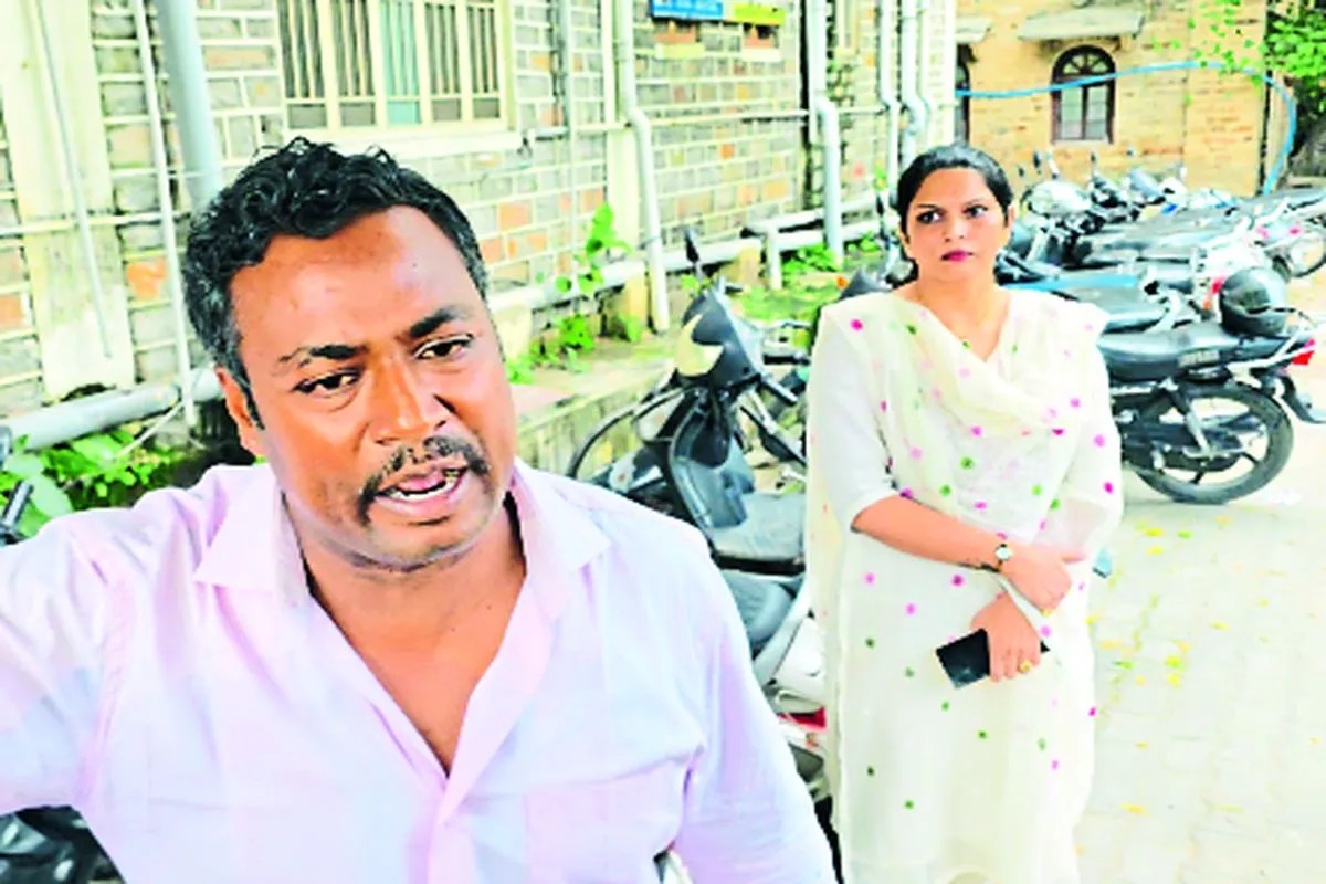 प्रॉपर्टी व्यवसायी की कार का शीशा तोड़कर 9.80 लाख रुपए चुराए