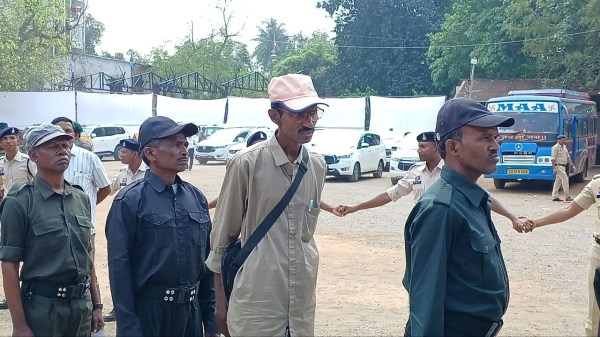 छत्तीसगढ़ में ऐतिहासिक सफलता! 210 माओवादियों ने किया सरेंडर, प्रमुख नेताओं ने भी हथियार छोड़े, Photo