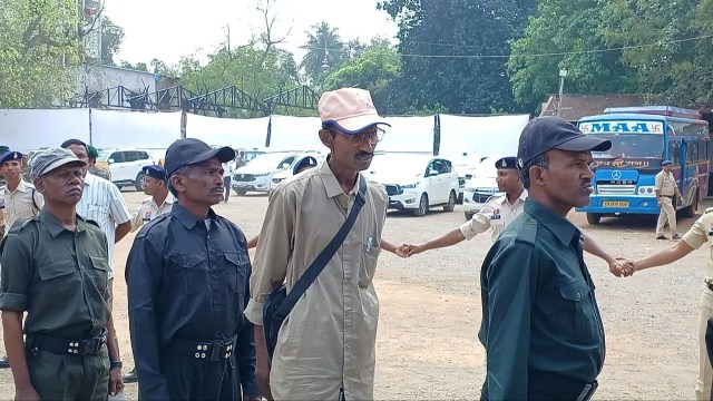 छत्तीसगढ़ में ऐतिहासिक सफलता! 210 माओवादियों ने किया सरेंडर, प्रमुख नेताओं ने भी हथियार छोड़े, Photo