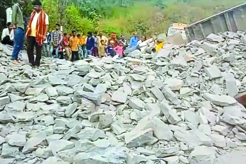 मडिय़ादो के शिलापरी घाटी मोड़ पर भीषण सड़क हादसा