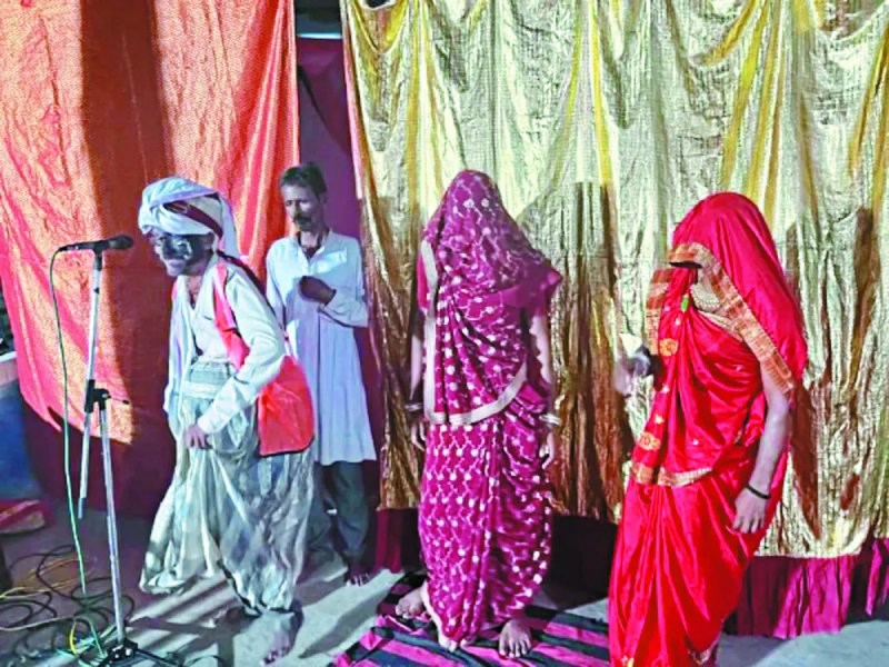 शरद पूर्णिमा की रात्रि में श्रीराधा-कृष्ण मंदिर परिसर में नाटक का किया मंचन