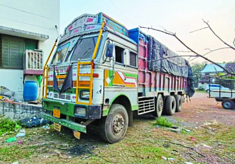किल्लत के बीच 40 टन खाद से लदा ट्रक पकड़ा, दस्तावेज नहीं वाणिज्यकर विभाग की टीम ने पकड़ा ट्रक, कोतवाली में रखवाया दमोह. डीएपी खाद इन दिनों रबी फसल की बोवनी की तैयारी कर रहे किसानों के लिए सोना की तरह है, जिसके लिए वह हर कीमती समय छोडऩे तैयार हैं। जिसकी तस्वीरें बीते दिनों जिले में सामने आ चुकी हैं, लेकिन जिले में उसी खाद को अवैध तरीके से दूसरे जिले में निजी दुकानदारों के पास भेजा जा रहा है। इसका खुलासा बीती रात वाणिज्यकर विभाग की कार्रवाई में खाद का अवैध परिवहन करते हुए पकड़े गए एक ट्रक से हुआ है। जिसमें करीब 40 टन खाद लोड होना बताया गया है। इसके न तो अभी तक कोई दस्तावेज प्रस्तुत किए जा सके हैं और न ही खाद को छुड़ाने कोई पहल हो सकी है। विदित हो कि जिले में बीते एक सप्ताह से एक बोरी डीएपी खाद भी उपलब्ध नहीं है। जबकि ३ हजार से अधिक ऐसे किसान है, जिनके पास खाद प्राप्त करने के कूपन रखे हुए हैं। प्रकरण में बताया गया है कि बुधवार की देर रात वाणिज्यकर विभाग की टीम जबलपुर रोड पर चेङ्क्षकग लगाए हुई थी। टीम ने इस रोड से जा रहे एक ट्रक को रोका, जिसमें ड्राइवर ने खाद लोड होना बताया। पूछताछ में ड्राइवर ने बताया कि स्टेशन पर खाद का रैक लगा हुआ है, जहां से लोड करके देवेंद्रनगर जिला पन्ना यह खाद ले जा रहे हैं। जिसकी बिल्टी, खाद परिवहन के कागज आदि जब ड्राइवर से मांगे गए थे तो वह उपलब्ध नहीं करा सका। इसके बाद वाणिज्यकर अधिकारी ने संदेह होने पर उक्त खाद से भरे ट्रक को पुलिस अभिरक्षा में सिटी कोतवाली में रखवाया गया। गुरुवार को शाम तक इस खाद के संबंध में कोई भी व्यक्ति दस्तावेज प्रस्तुत करने नहीं पहुंचा है, जिससे पूरा मामला बड़े गड़बड़झाला की ओर इशारा कर रहा है। जिले के डबल लॉक केंद्रों और समिति स्तर पर पहुंचने वाले डीएपी के वितरण के बाद ही निजी खाद विक्रेता अपना स्टॉक ओपन करते हैं। जिससे बड़े स्तर पर खाद में कालाबाजारी का संदेह है। कुछ किसानों ने बताया कि गांव में डीएपी खाद 1900 रुपए बोरी तक मिल रही है। मजबूरी में लेना पड़ती है, क्योंकि यहां से चाहे जितनी बोरी मिल जाती है। लाइन में भी नहीं लगना पड़ता है। डीएपी को कोई विकल्प भी नहीं है। इसीलिए, खाद में इसी तरह की गड़बड़ी संभव है। दूसरे दिन भी पेश नहीं किए जा सके कागज वाणिज्यकर अधिकारी आकाश गुप्ता ने बताया कि ट्रक में डीएपी खाद रखा होना ड्राइवर के द्वारा बताया गया है। कागज नहीं प्रस्तुत किए है। गुरुवार को भी किसी भी व्यक्ति, ट्रक संचालक द्वारा दस्तावेज प्रस्तुत नहीं किए गए , इसीलिए अब कार्रवाई की जा रही है। यह भी स्पष्ट नहीं हो सका है कि खाद को कहां से और किस मकसद से ले जाया जा रहा था। रैक आज पहुंचा, ड्राइवर ने कल ही बता दिया था विपणन डीएमओ इंद्रपाल सिंह राजपूत ने बताया कि उन्हें किसी ने भी ट्रक में खाद पकड़े जाने की जानकारी नहीं दी है। आइपीएल डीएपी का रैक गुरुवार को दोपहर में दमोह पहुंचा है, जबकि रात में सरकारी कोई रैक नहीं पहुंचा था। डीएपी दमोह में हैं ही नहीं तो कहां से कैसे लोड होकर जा रही थी, कहा नहीं जा सकता है। राजपूत ने बताया कि आईपीएल डीएपी का रैक दमोह पहुंच चुका है। एक-दो दिन में सभी डबल लॉक केंद्रों पर खाद का वितरण किया जाएगा। कूपन वालों को प्राथमिकता दी जाएगी।