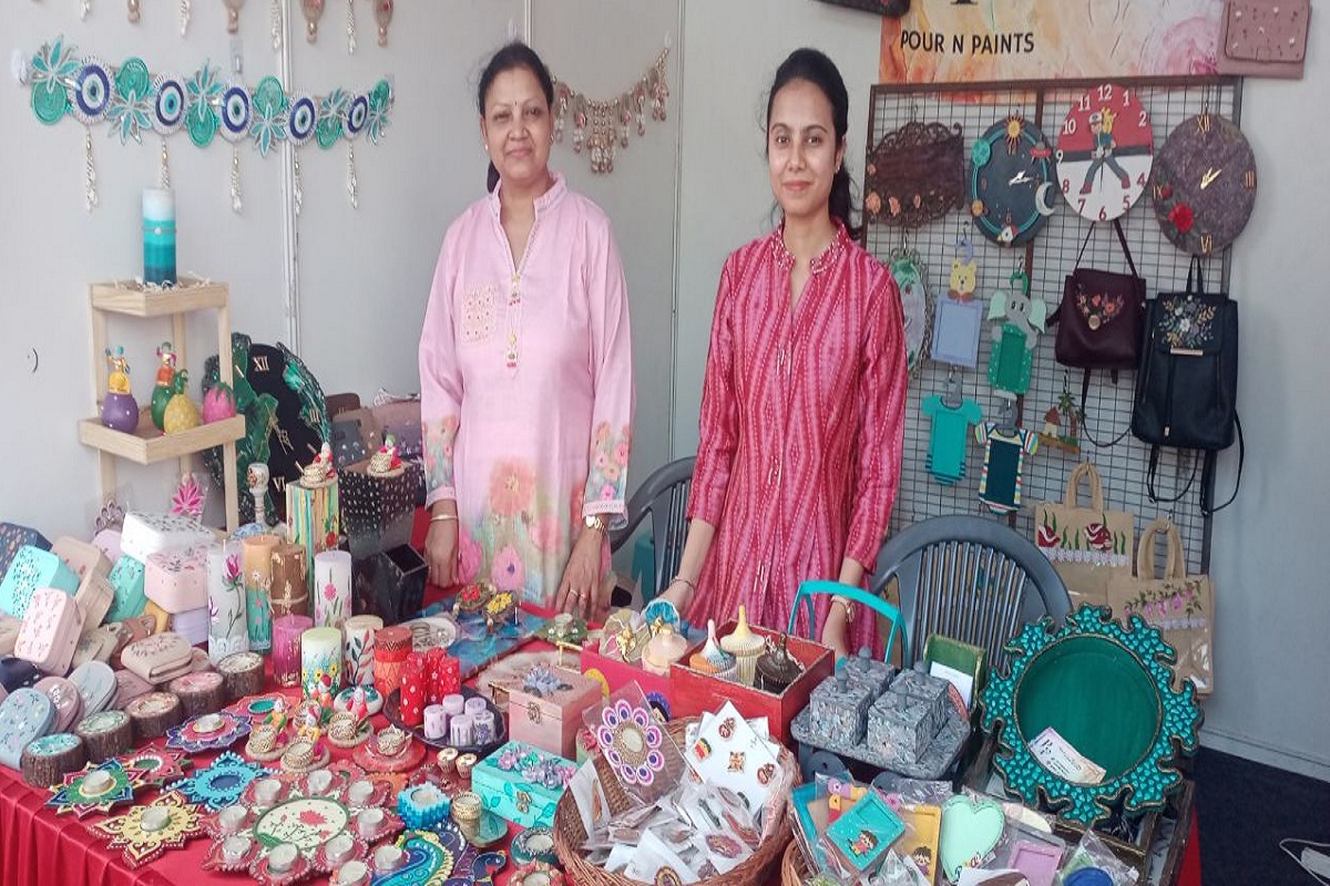 Exhibition : स्वयं सिद्धा दीपावली एग्जीबिशन : हस्तशिल्प से बनाए उत्पादों में महिलाओं ने दिखाया अपना हुनर