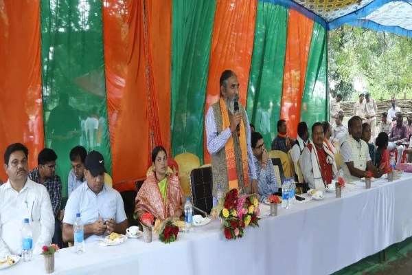 ग्रामीणों से किया वर्चुअल संवाद (फोटो सोर्स- पत्रिका)