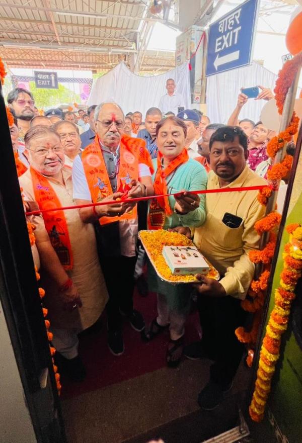 रायपुर से अयोध्या धाम के लिए 850 श्रद्धालुओं का जत्था रवाना, देखें तस्वीरें 
