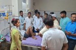 मीटर बदलते समय शराबियों से विवाद, लाठी-डंडों से हमला Dispute with drunkards while changing meter, attack with sticks and rods
