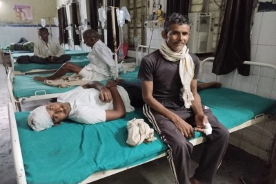 मामूली विवाद में दो पक्षों में चले लाठी, डंडे और फरसे Two sides clashed over a minor dispute involving sticks, rods and axes.