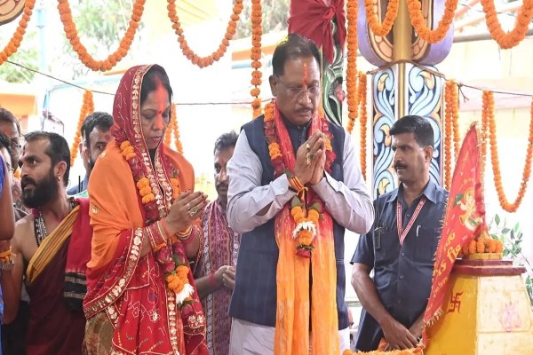 CM साय ने कुनकुरी छठ घाट में सूर्य को दिया अर्घ्य (फोटो सोर्स- X हैंडल)