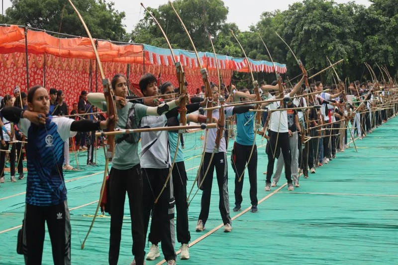 राज्यस्तरीय तीरंदाजी प्रतियोगिता में बालक वर्ग में तन्मय और बालिका में खुशी रही विजेता Tanmay emerged victorious in the boys category and Khushi in the girls category in the state-level archery competition.