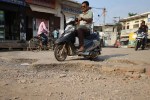शहर में हर तरफ खुदी पड़ी सडक़ें,6 दिन बाद दीपावली Roads are dug up all over the city, Diwali is just six days away.
