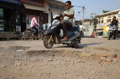 शहर में हर तरफ खुदी पड़ी सडक़ें,6 दिन बाद दीपावली Roads are dug up all over the city, Diwali is just six days away.