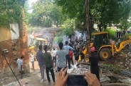 शिक्षा भवन के पीछे अवैध बस्ती पर बड़ी कार्रवाई, कई परिवार हुए बेघर (फोटो सोर्स : Whatsapp )