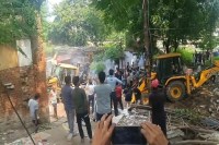 शिक्षा भवन के पीछे अवैध बस्ती पर बड़ी कार्रवाई, कई परिवार हुए बेघर (फोटो सोर्स : Whatsapp )