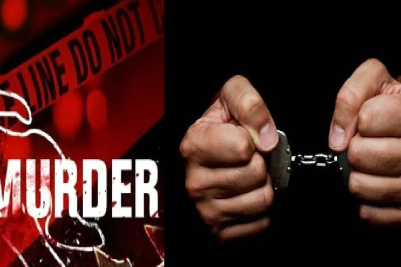 खून से लथपथ महिला का शव छत पर मिला, पैसे के लेन-देन में हत्या की आशंका, पुलिस ने हत्या में प्रयुक्त कुल्हाड़ी और डंडे बरामद किए (फोटो सोर्स : Whatsapp )