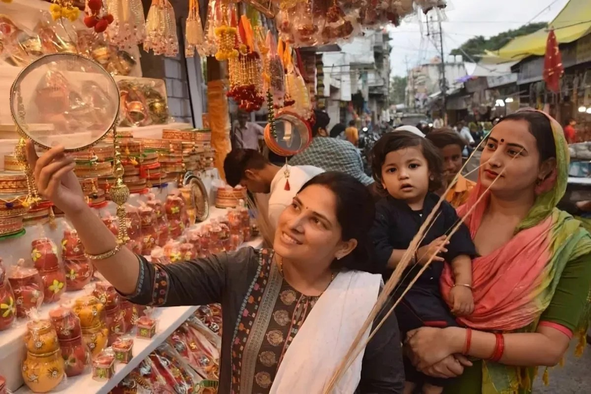 ऑर्गेंजा और प्रिंटेड नेट साड़ियों पर महिलाओं की पहली पसंद, आभूषणों की बुकिंग में भी बढ़ी रौनक (फोटो सोर्स : Whatsapp)