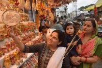 ऑर्गेंजा और प्रिंटेड नेट साड़ियों पर महिलाओं की पहली पसंद, आभूषणों की बुकिंग में भी बढ़ी रौनक (फोटो सोर्स : Whatsapp)