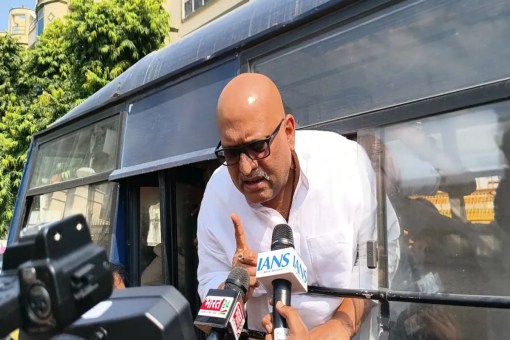 लखनऊ में पुलिस छावनी में तब्दील हुआ कांग्रेस मुख्यालय (फोटो सोर्स : Congress WhatsApp Group)