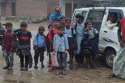 स्कूल भवन गिरा भूली सरकार,अभिभावकों पर बढ़ा छह हजार रुपए का भार