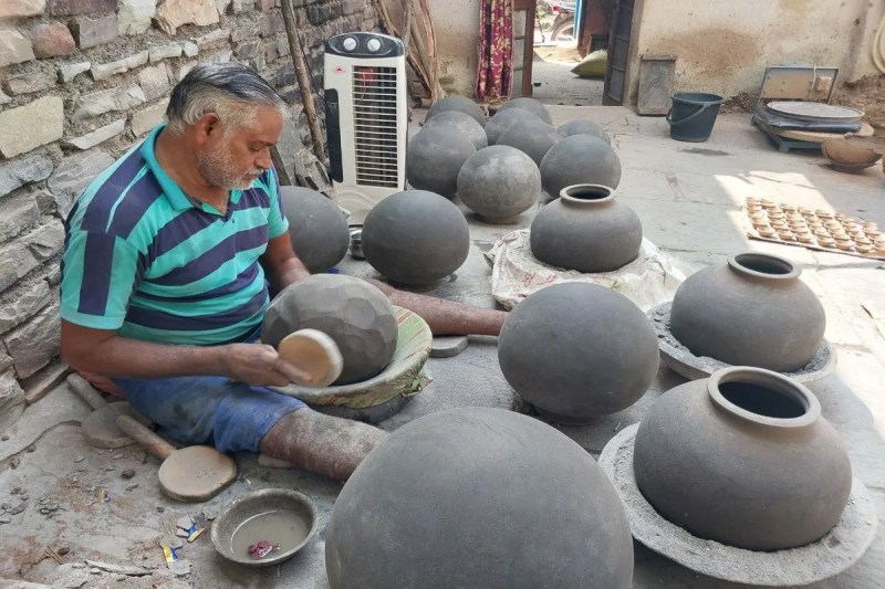 रोशनी होगी महंगी, दीपक बनाने के काम आने वाली मिट्टी के दाम बढ़े