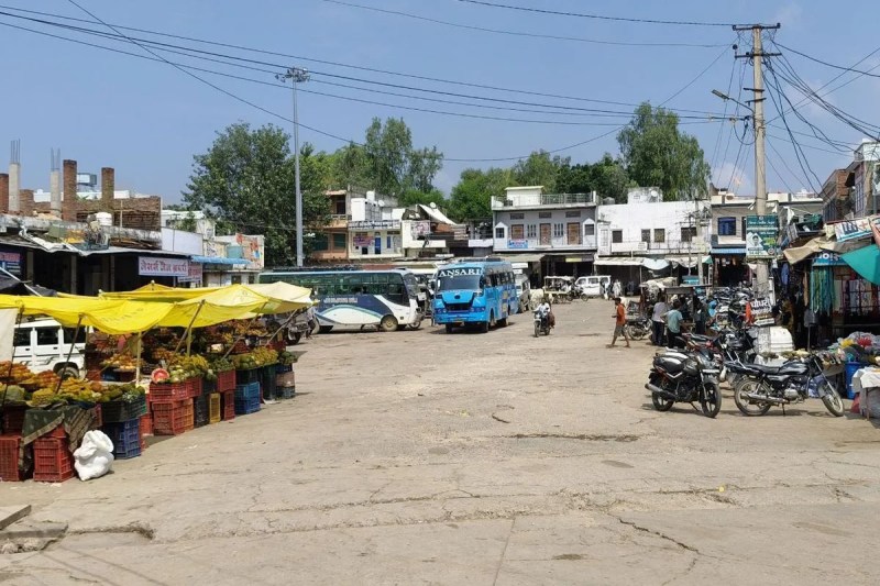 अतिक्रमण बढ़ रहा, बस स्टैण्ड घट रहा, यात्री हो रहे परेशान