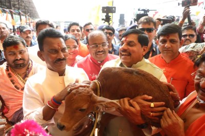 CM Mohan Yadav held a calf in his lap and caressed it in Indore