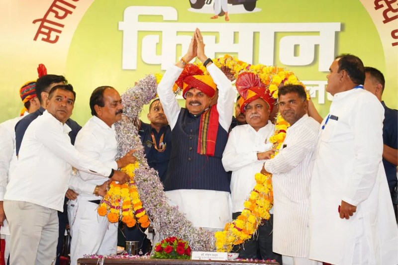 CM Mohan yadav in Kisan abhar Sammelan cm house