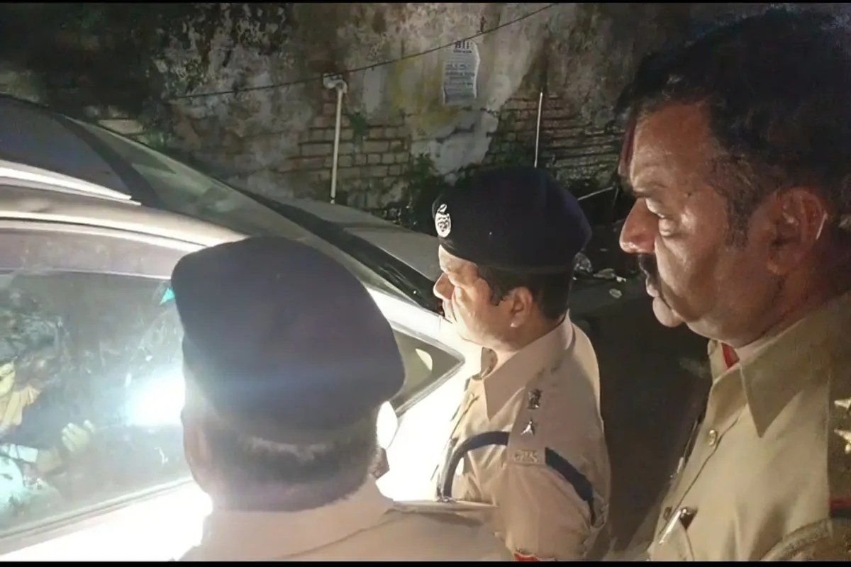 Lucknow Car Suicide: लखनऊ में कार में बंद युवक ने रिवॉल्वर से की खुदकुशी, DM आवास के पास मिली दर्दनाक मौत