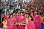 हाथों में अर्घ्य लेकर भजनों पर झूमे भक्त, भक्ति का उल्लास
