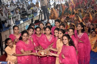 हाथों में अर्घ्य लेकर भजनों पर झूमे भक्त, भक्ति का उल्लास