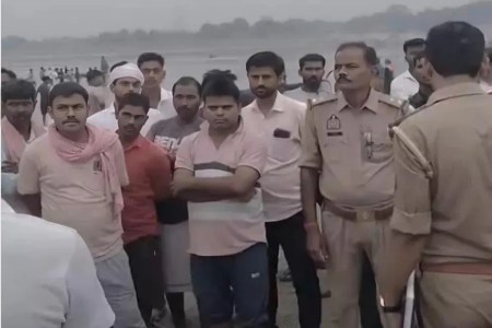 सेल्फी के चक्कर में नाव डूबी: चंदौली हादसे ने दहला दिया (फोटो सोर्स : Whatsapp Group)