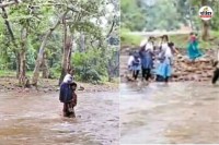 जान जोखिम में डालकर नदी पार कर रहे विद्यार्थी (फोटो सोर्स- पत्रिका)
