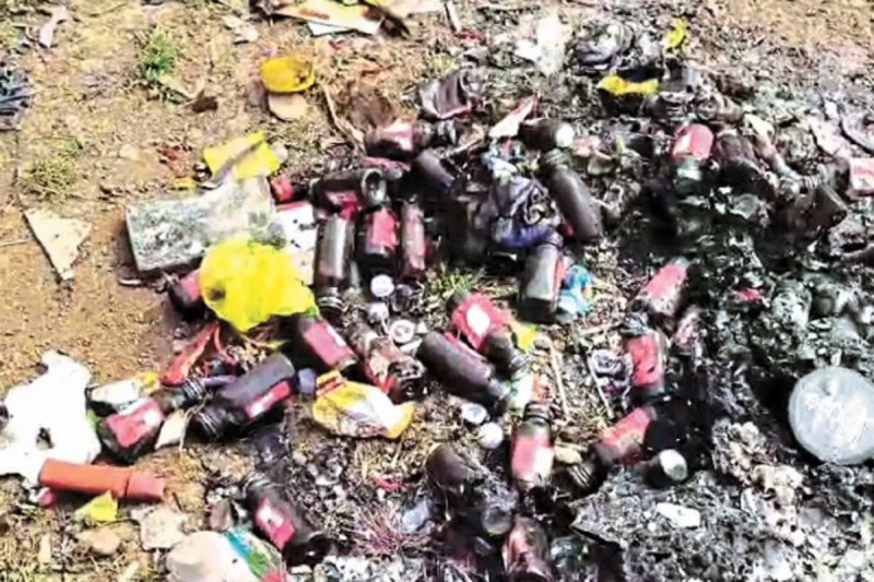 तालाब किनारे मिली अधजली सरकारी दवाइयां(photo-patrika)