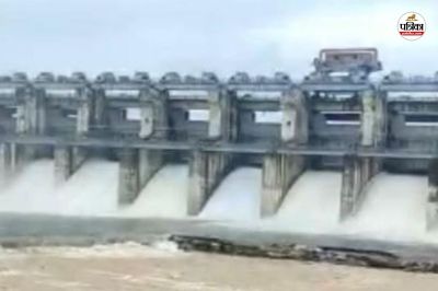 गंगरेल से महानदी में छूटा 55000 क्यूसेक पानी (फोटो सोर्स- पत्रिका)
