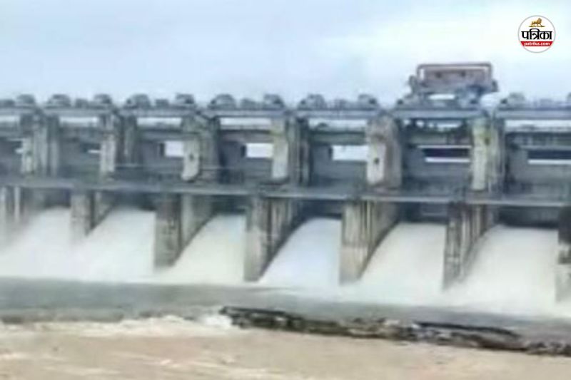 गंगरेल से महानदी में छूटा 55000 क्यूसेक पानी (फोटो सोर्स- पत्रिका)