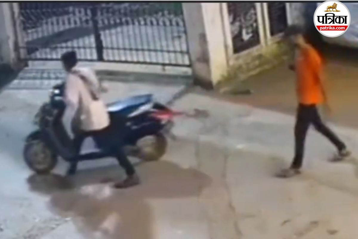 बिलासपुर में बेखौफ चोर… घर के बाहर खड़ी एक्टिवा लेकर फरार हुए बदमाश, देखें Video