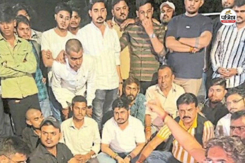 बिलासपुर में एनएसयूआई का हंगामा, कुलपति बंगले का गेट तोड़ा, भूख हड़ताल पर बैठे छात्र से मिले नेता(photo-patrika)