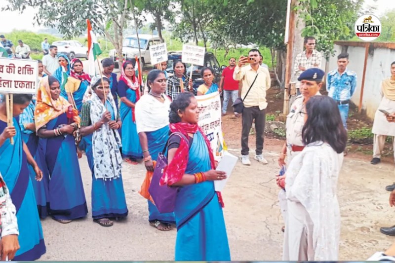 रिपा सेंटर बंद, महिलाएं हुई बेरोजगार! 20 किमी पैदल चल कर पहुंचीं कलेक्टर ऑफिस, बाहर किया जोरदार प्रदर्शन(photo-patrika)