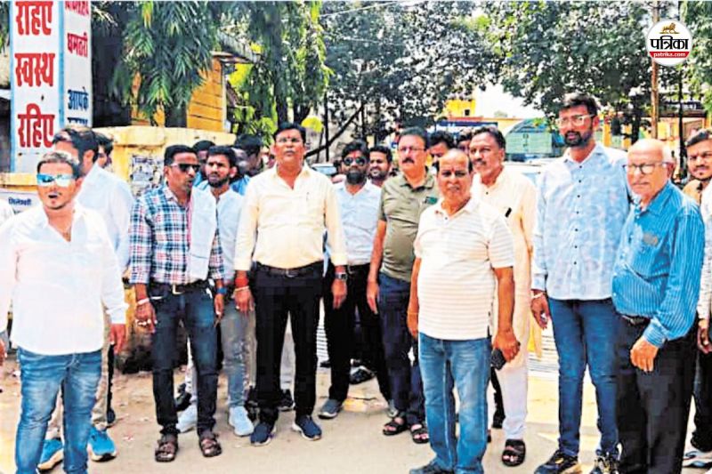 पीड़ित का हाल जानने कांग्रेसी पहुंचे अस्पताल (फोटो सोर्स- पत्रिका)