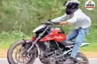 ट्रक के आगे स्टंट करते युवक (फोटो सोर्स- पत्रिका)