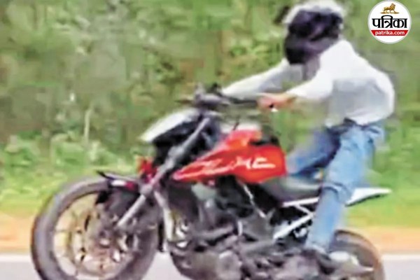 ट्रक के आगे स्टंट करते युवक (फोटो सोर्स- पत्रिका)