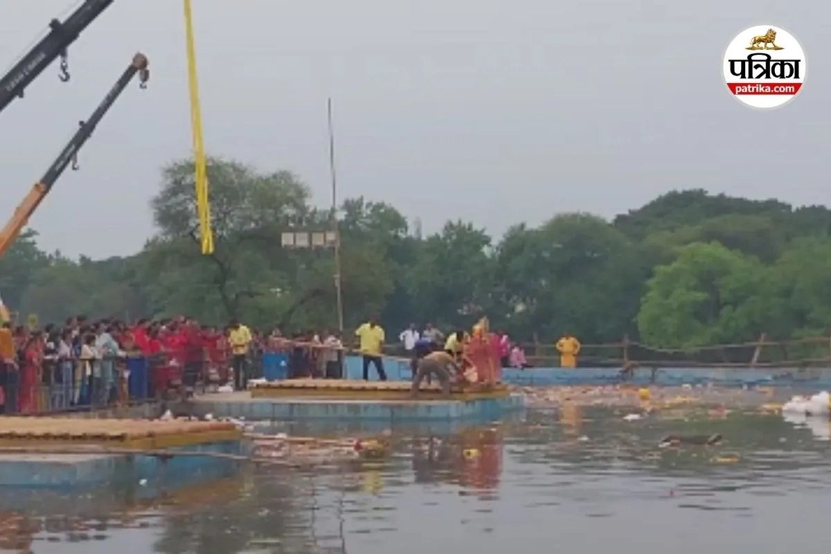 Maa Durga Visarjan: महादेव घाट पर माता दुर्गा की प्रतिमा का विसर्जन, श्रद्धालुओं ने किया अंतिम दर्शन, देखें Video