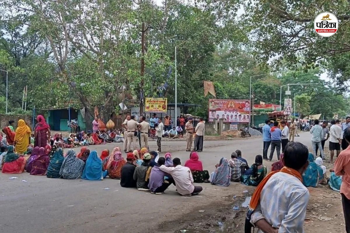 70 एकड़ जमीन विवाद पर भड़के ग्रामीण, कार्रवाई की मांग को लेकर किया चक्काजाम...(photo-patrika)