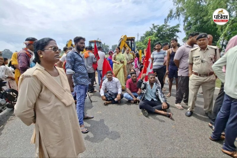 CG News: कोरबा में गेवरा खदान विस्तार को लेकर ग्रामीणों का विरोध, सड़क काटने से रोका प्रदर्शन...(photo-patrika)